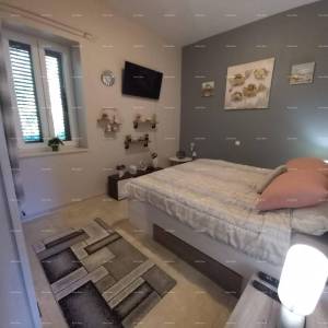 Na prodaju stan s dvorištem, 250 m od mora.Stoja.