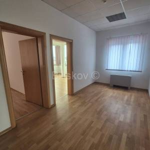 Najam,Lučko,poslovni prostor 450m2 na 2 katu zgrade,parking