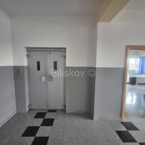 Najam,Lučko,poslovni prostor 450m2 na 2 katu zgrade,parking