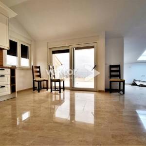 Njivice, apartman s velikom terasom i pogledom na more