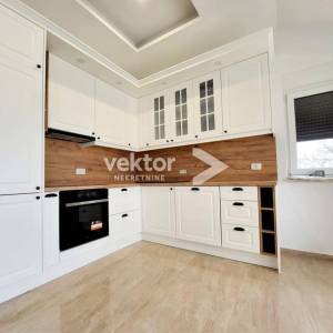 Njivice, apartman s velikom terasom i pogledom na more