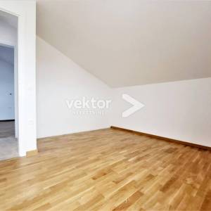 Njivice, apartman s velikom terasom i pogledom na more