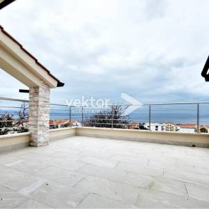 Njivice, apartman s velikom terasom i pogledom na more