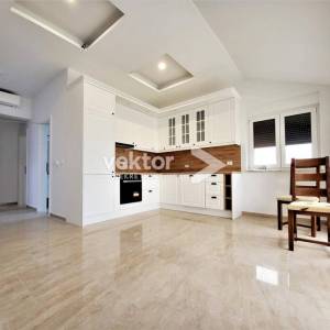 Njivice, apartman s velikom terasom i pogledom na more