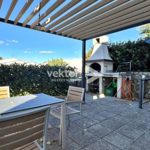 Njivice, atraktivna prizemnica s okućnicom i garažom