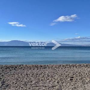 Njivice, atraktivna prizemnica s okućnicom i garažom