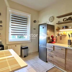 Njivice, atraktivna prizemnica s okućnicom i garažom