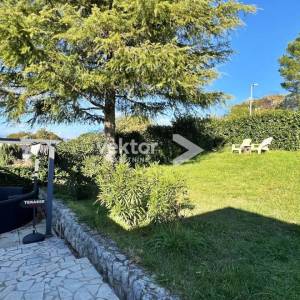 Njivice, atraktivna prizemnica s okućnicom i garažom