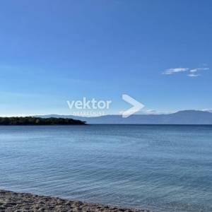 Njivice, atraktivna prizemnica s okućnicom i garažom