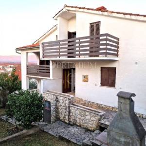 Njivice – kuća na prodaju s pogledom na more!