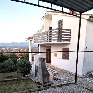 Njivice – kuća na prodaju s pogledom na more!