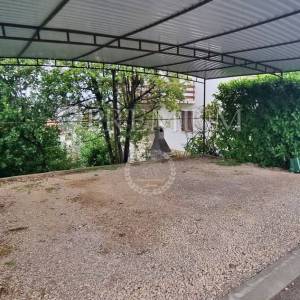 Njivice – kuća na prodaju s pogledom na more!