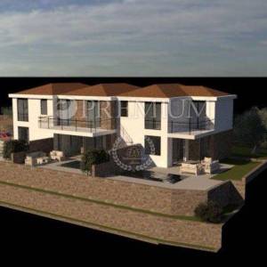 Njivice, kuća u nizu s bazenom u novogradnji!