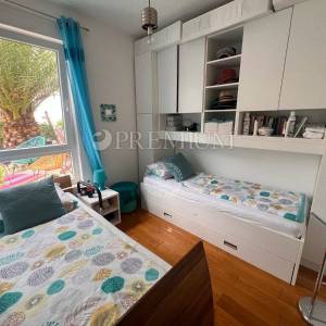 Njivice, namješten dvosobni apartman 150 m od plaže!