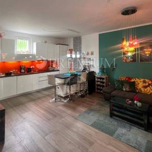 Njivice, namješten dvosobni apartman 150 m od plaže!