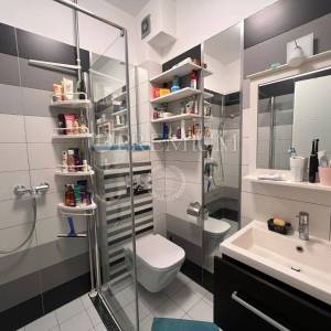 Njivice, namješten dvosobni apartman 150 m od plaže!