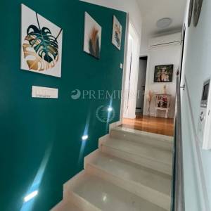 Njivice, namješten dvosobni apartman 150 m od plaže!