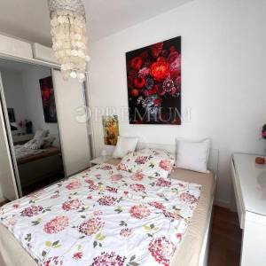 Njivice, namješten dvosobni apartman 150 m od plaže!