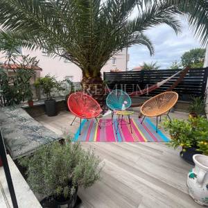 Njivice, namješten dvosobni apartman 150 m od plaže!