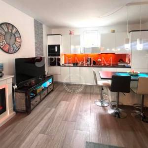 Njivice, namješten dvosobni apartman 150 m od plaže!