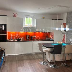 Njivice, namješten dvosobni apartman 150 m od plaže!