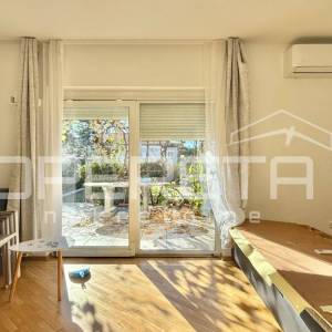 Novalja – Dvojna kuća s 2 trosobna apartmana i dvorištem