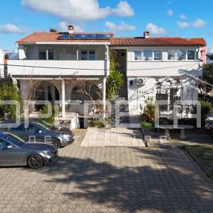 Novalja – Dvojna kuća s 2 trosobna apartmana i dvorištem