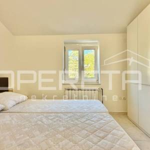 Novalja – Dvojna kuća s 2 trosobna apartmana i dvorištem