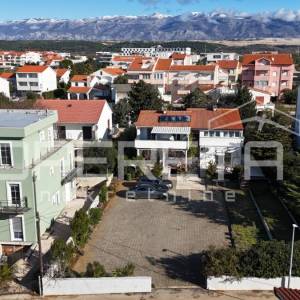 Novalja – Dvojna kuća s 2 trosobna apartmana i dvorištem