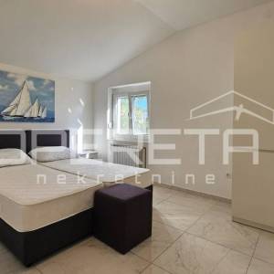 Novalja – Dvojna kuća s 2 trosobna apartmana i dvorištem