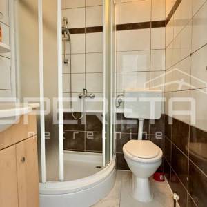 Novalja – Dvojna kuća s 2 trosobna apartmana i dvorištem