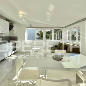 Novalja – Dvojna kuća s 2 trosobna apartmana i dvorištem