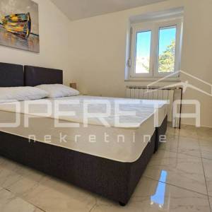 Novalja – Dvojna kuća s 2 trosobna apartmana i dvorištem