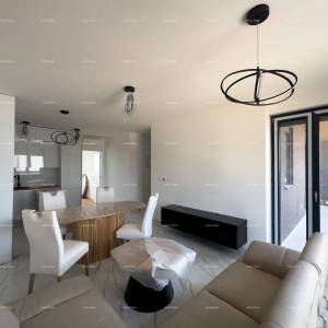 Novi, moderan i namješten stan s dva parkirna mjesta na odličnoj lokaciji, Pula!