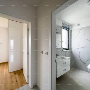 Novi, moderan i namješten stan s dva parkirna mjesta na odličnoj lokaciji, Pula!