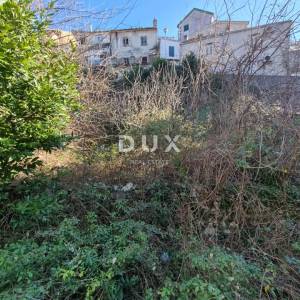 NOVI VINODOLSKI, građevinsko zemljište 285 m2, blizu mora i centra