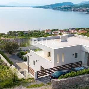 NOVI VINODOLSKI, KLENOVICA- moderna villa 170 m2 s prekrasnim pogledom na more i bazenom + uređena okućnica 600