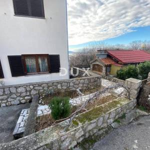 NOVI VINODOLSKI, SMOKVICA KRMPOTSKA - kuća s 4 odvojena stana PRVI RED DO MORA! PRILIKA!