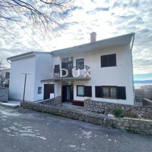 NOVI VINODOLSKI, SMOKVICA KRMPOTSKA - kuća s 4 odvojena stana PRVI RED DO MORA! PRILIKA!