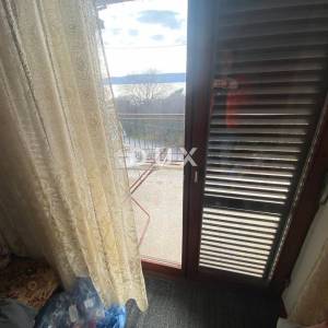 NOVI VINODOLSKI, SMOKVICA KRMPOTSKA - kuća s 4 odvojena stana PRVI RED DO MORA! PRILIKA!