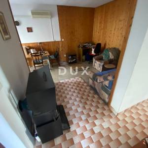 NOVI VINODOLSKI, SMOKVICA KRMPOTSKA - kuća s 4 odvojena stana PRVI RED DO MORA! PRILIKA!
