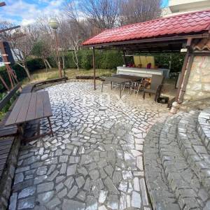 NOVI VINODOLSKI, SMOKVICA KRMPOTSKA - kuća s 4 odvojena stana PRVI RED DO MORA! PRILIKA!