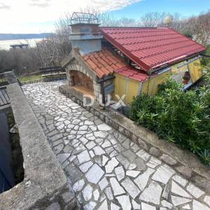 NOVI VINODOLSKI, SMOKVICA KRMPOTSKA - kuća s 4 odvojena stana PRVI RED DO MORA! PRILIKA!