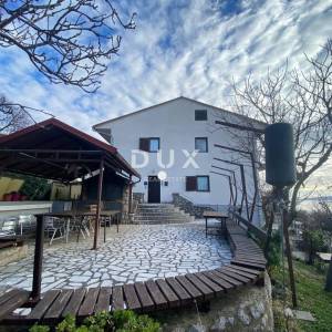 NOVI VINODOLSKI, SMOKVICA KRMPOTSKA - kuća s 4 odvojena stana PRVI RED DO MORA! PRILIKA!