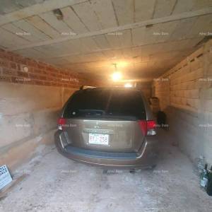 Obiteljska kuća s garažom, konobom i mogućnošću kupnje dodatnog zemljišta – 30 min od Pule