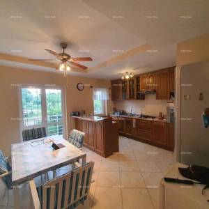 Obiteljska kuća s garažom, konobom i mogućnošću kupnje dodatnog zemljišta – 30 min od Pule