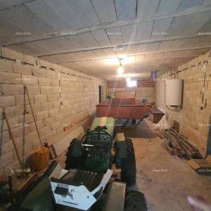 Obiteljska kuća s garažom, konobom i mogućnošću kupnje dodatnog zemljišta – 30 min od Pule