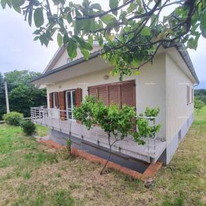 Obiteljska kuća s garažom, konobom i mogućnošću kupnje dodatnog zemljišta – 30 min od Pule