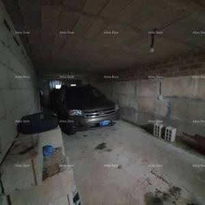 Obiteljska kuća s garažom, konobom i mogućnošću kupnje dodatnog zemljišta – 30 min od Pule