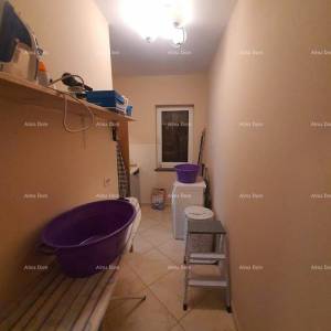 Obiteljska kuća s garažom, konobom i mogućnošću kupnje dodatnog zemljišta – 30 min od Pule